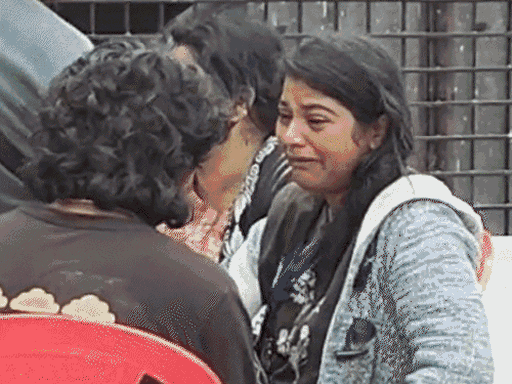 ये हादसे के बाद घटनास्थल की तस्वीरें हैं। इसमें रोते-बिलखते लोग अपनों को तलाशते नजर आ रहे हैं। घायलों को एंबुलेंस से अस्पताल ले जाया गया।