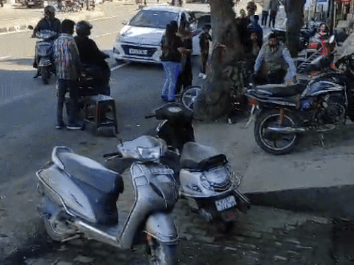 क्लिनिक के बाहर ही डॉक्टर पर हमला किया गया। यह घटनाक्रम क्लिनिक में लगे सीसीटीवी कैमरे में कैद हो गया।