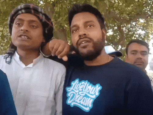 राकेश और विपिन ने बताया कि हमें रास्ते में रोक दिया गया है।