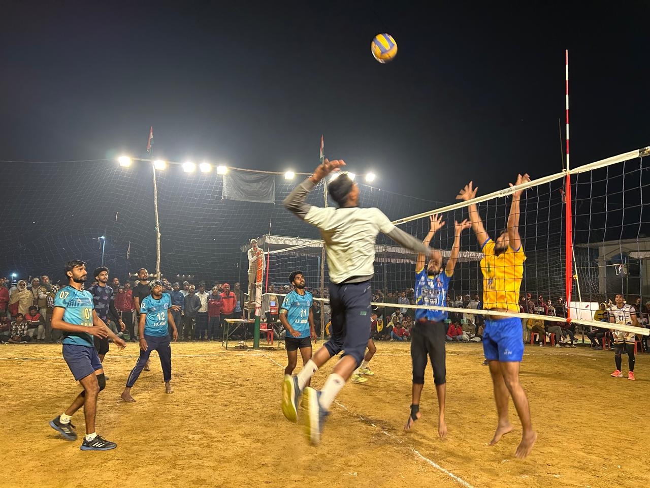 Amila's team won the volleyball competition | मऊ की टीम ने जीती वॉलीबॉल ...