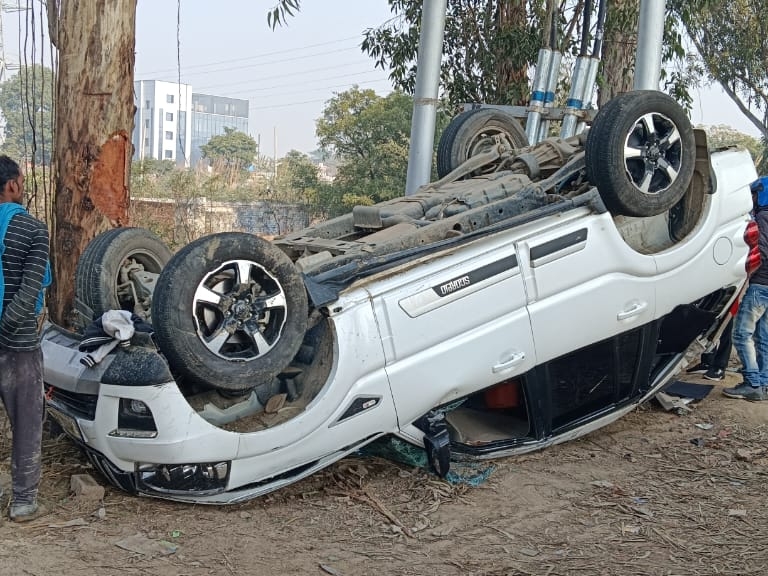 कार पलट गई।