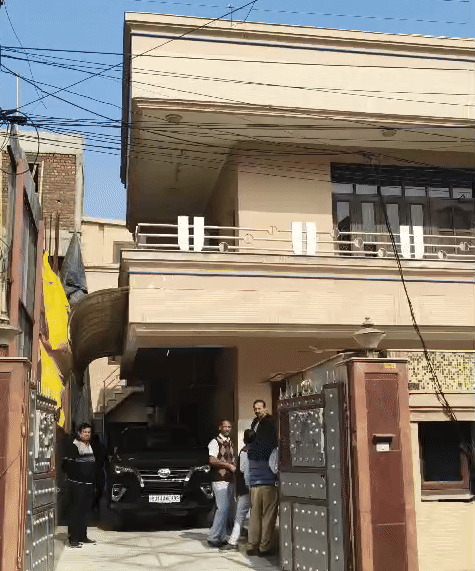 जयपुर के इसी घर में वारदात हुई थी। इस दौरान नौकरानी के साथियों ने घर के दूसरे नौकर के साथ भी मारपीट की थी।