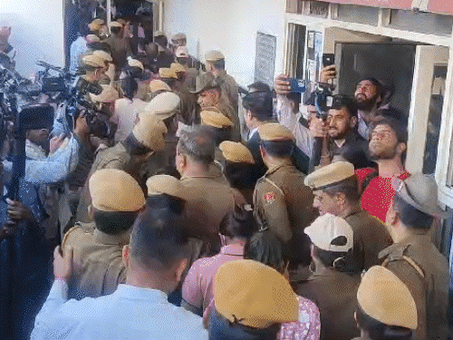 इस साल मार्च में एसआई भर्ती में घोटाले को लेकर जानकारियां सामने आने लगी थीं। फोटो- जब ट्रेनी एसआई को पकड़ा गया था।