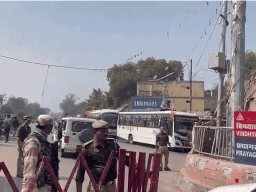 मिर्जापुर में एक लेन प्रयागराज से वापस आने वाले वाहनों के लिए खोला गया है।