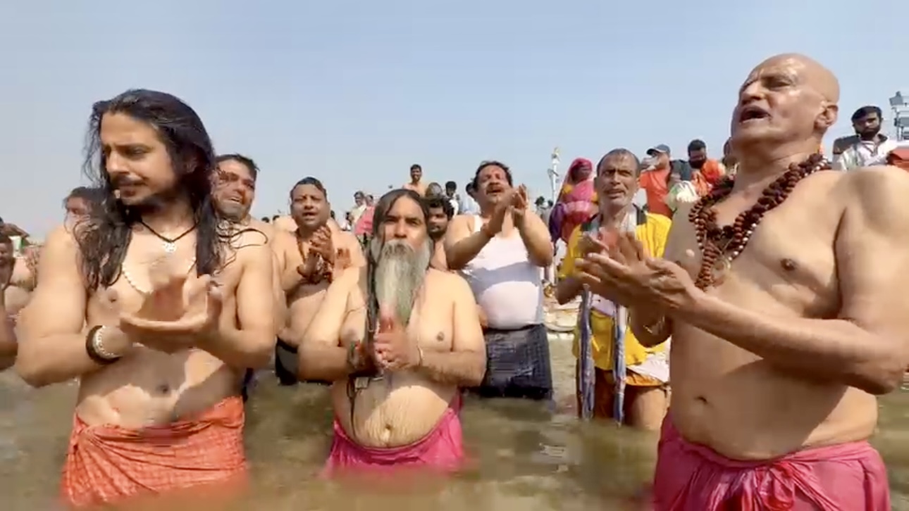 मंत्रोच्चार के साथ लगाई आस्था की डुबकी।