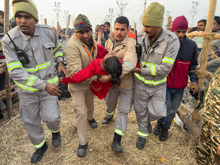 ਪੁਲਿਸ ਕਰਮਚਾਰੀ ਸੋਟੇ ਮਾਰਨ ਤੋਂ ਬਾਅਦ ਬੁੱਧਵਾਰ ਸਵੇਰੇ ਇੱਕ woman ਰਤ ਨੂੰ ਹਸਪਤਾਲ ਲਿਜਾਣਾ.