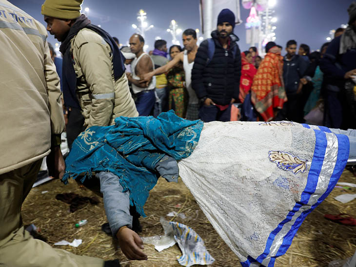 ਸਟ੍ਰੈਚਰ 'ਤੇ ਇਕ ਲੜਕੀ ਦੇ ਸਰੀਰ ਨੂੰ ਲੈ ਕੇ ਪੁਲਿਸ ਦੇ ਕਰਮਚਾਰੀ.