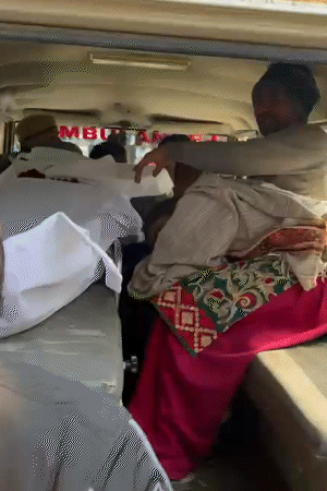 पोस्टमॉर्टम होने के बाद मेडिकल कॉलेज से शव ले जाते परिजन।