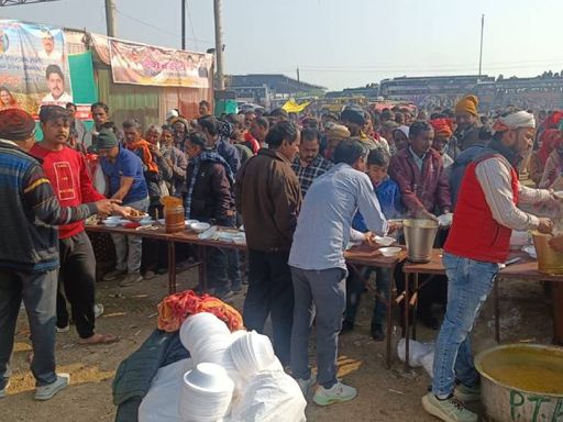 रीवा में प्रशासन ने खाने-पीने और स्वास्थ्य सुविधाओं की व्यवस्था की है।