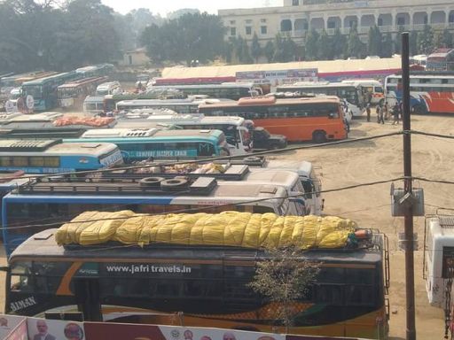 प्रयागराज की ओर जाने वाले बड़े वाहनों को वाराणसी में रोका गया है।