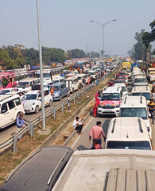 भदोही के औराई में सुबह साढ़े तीन बजे से गाड़ियां खड़ी हैं। हाईवे पर 20 किमी लंबा जाम है।