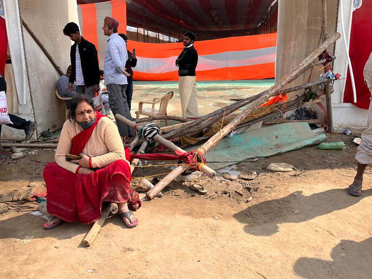 ਜਿੱਥੇ ਕੋਈ ਸੜਿਆ ਹੋਇਆ ਸੀ, woman ਰਤ ਉਸ ਜਗ੍ਹਾ ਬੈਠੀ ਸੀ. ਲੋਕਾਂ ਨੇ ਇਸ ਘਟਨਾ ਦੇ ਸਮੇਂ ਬ੍ਰਿਕਲਡਾਂ ਨੂੰ ਤੋੜਿਆ.