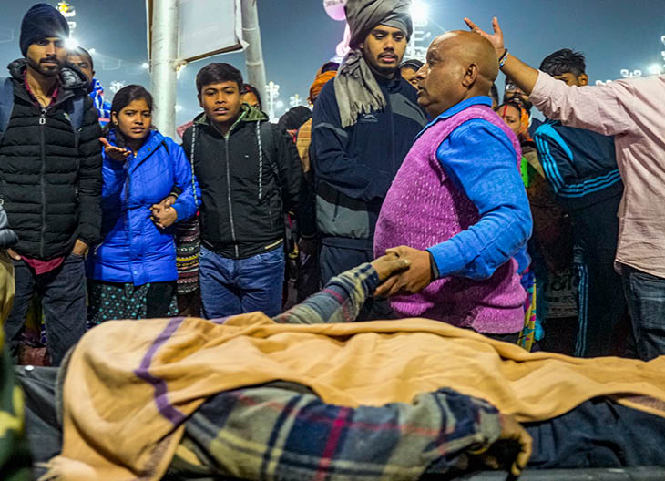 ਜਦੋਂ ਕਿਸੇ ਮ੍ਰਿਤਕ ਦੀ ਲਾਸ਼ ਨੂੰ ਬਚਾਅ ਟੀਮ ਲੈਣੀ ਸ਼ੁਰੂ ਕਰ ਦਿੱਤੀ, ਪਰਿਵਾਰ ਨੇ ਆਪਣੇ ਹੱਥ ਨਾਲ ਮਿਲ ਕੇ ਦੌੜਨਾ ਸ਼ੁਰੂ ਕਰ ਦਿੱਤਾ.