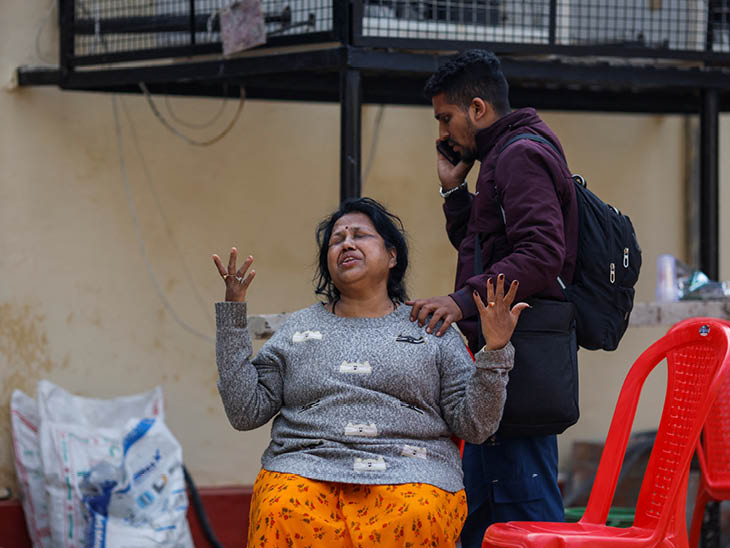ਆਪਣੀ ਹਾਰਨ ਤੋਂ ਬਾਅਦ ਪੋਸਟਮਾਰਟਮ ਹਾ House ਸ ਦੇ ਬਾਹਰ ਰੋ ਰਹੀ ਹੈ.