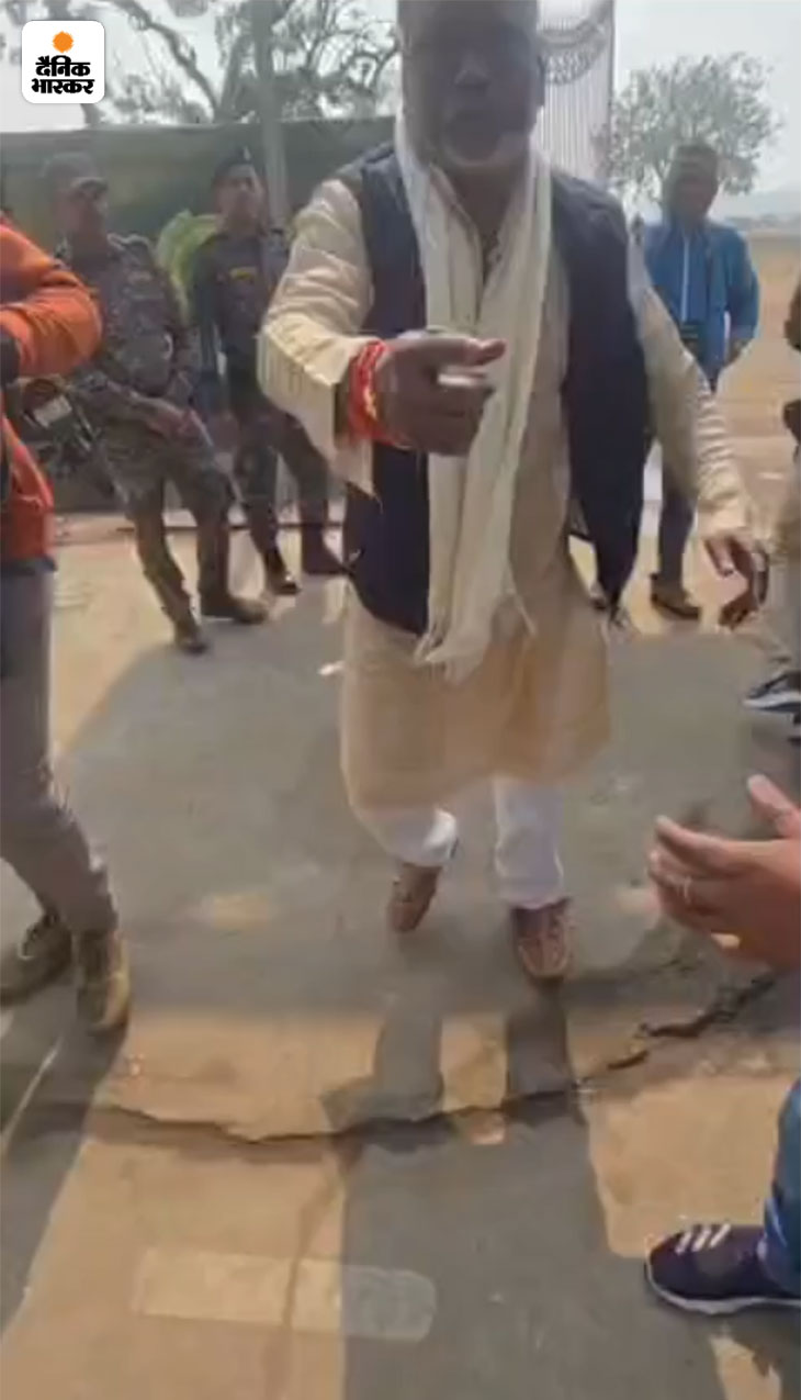 ਜੇਏ ਅਜ਼ੈ ਮੰਡਲ ਬੁਣੇ ਪੱਤਰਕਾਰ.