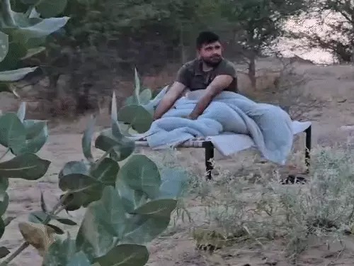 सोलर प्लांट के मुद्दे को लेकर करीब 2 महीने पहले विधायक रविंद्र सिंह भाटी ने जैसलमेर के बईया गांव में धरना स्थल पर रात गुजारी थी।