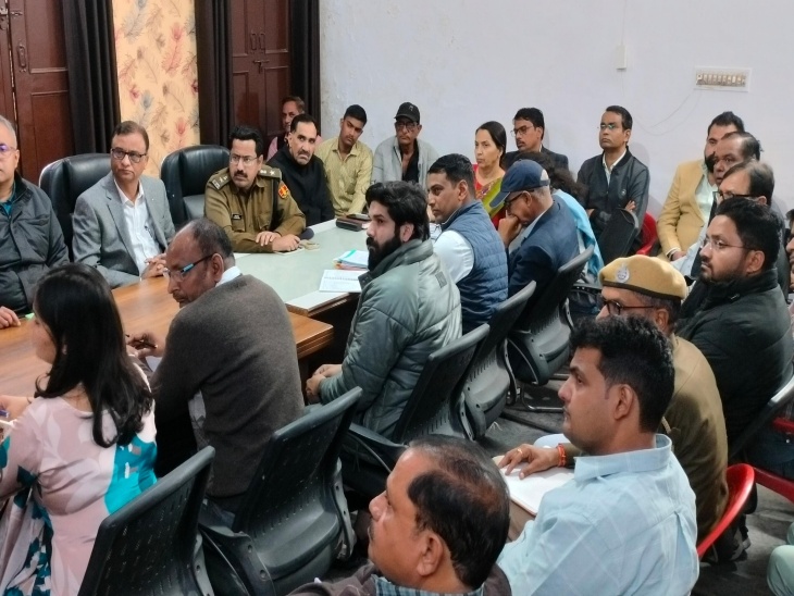 मेले की तैयारी और व्यवस्था को लेकर बुधवार को कलेक्टर मुकुल शर्मा, एसपी भुवन भूषण यादव ने अधिकारियों की मेला मजिस्ट्रेट ऑफिस में बैठक ली। व्यापारियों, होटल संचालकों से सुझाव भी लिए।