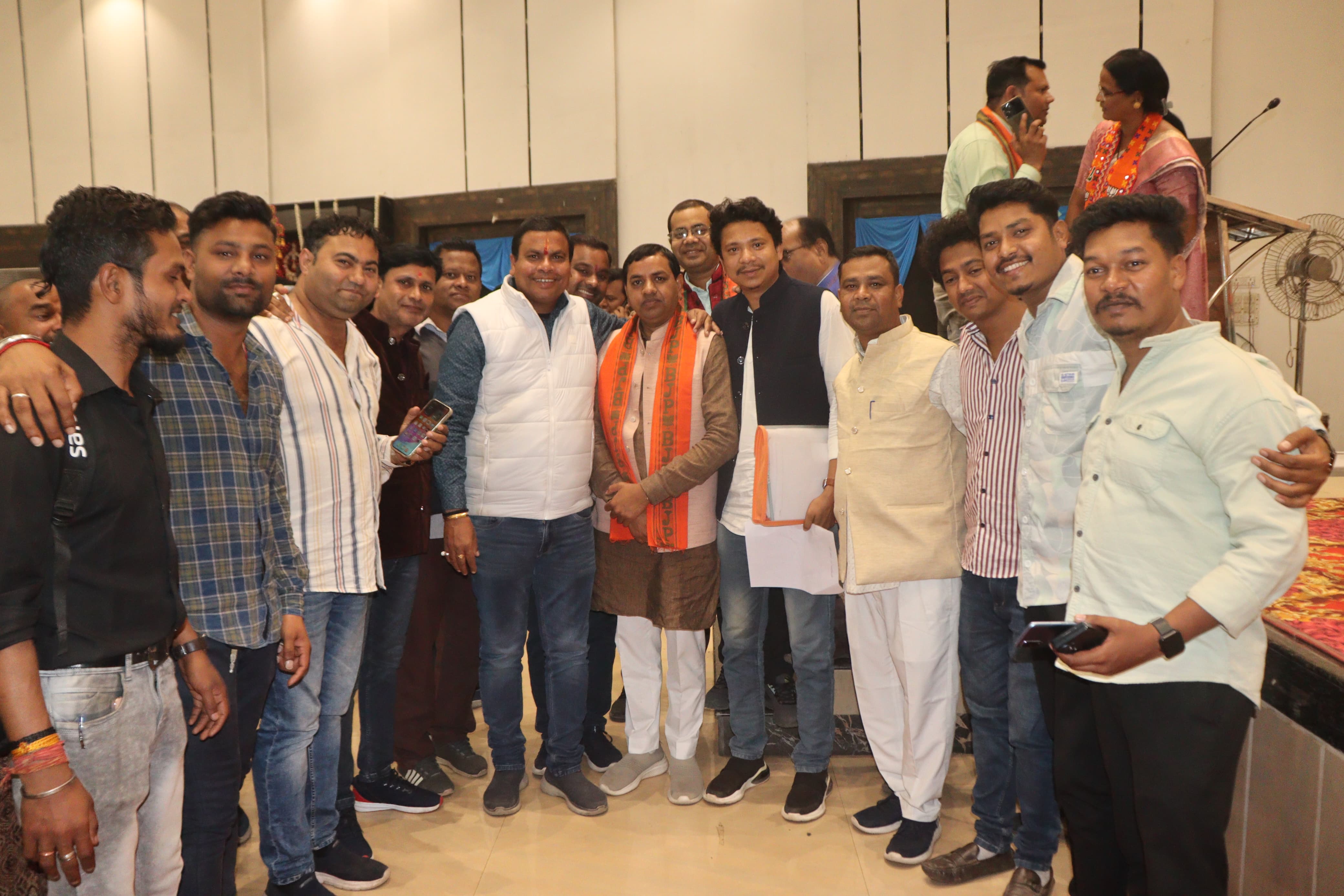 कटघोरा में कांग्रेस प्रत्याशी के नाम वापस लेते ही भाजपा ने मनाया जीत का जश्न।