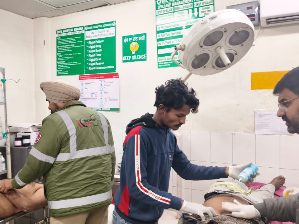 ਮ੍ਰਿਤਕਾਂ ਦੀ ਜਾਂਚ ਕਰ ਰਹੇ ਡਾਕਟਰ