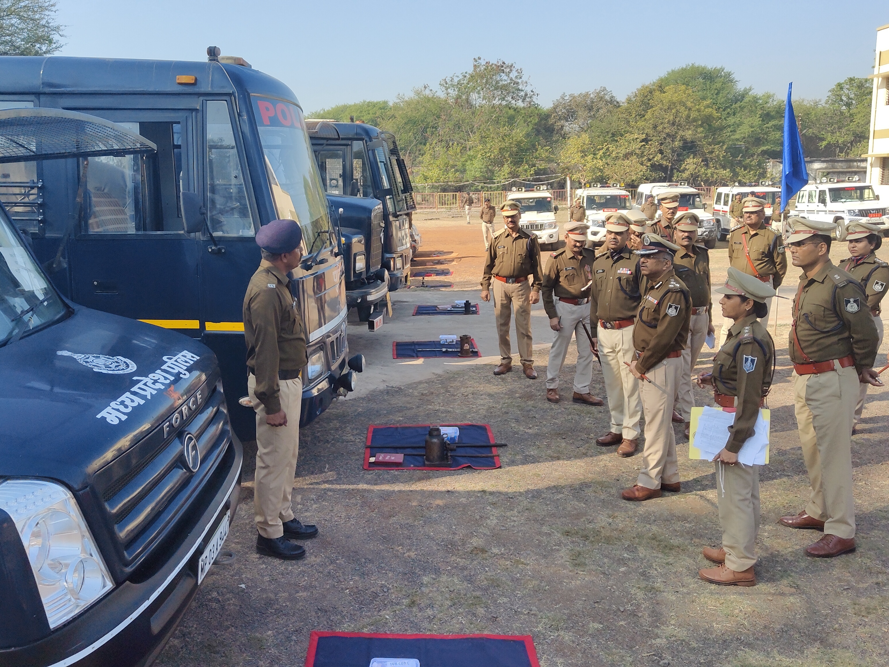 वाहनों के रखरखाव की जानकारी ली।