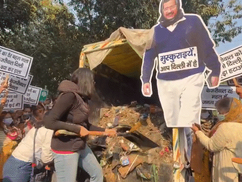 स्वाति मालीवाल तीन लोडिंग ऑटो लेकर केजरीवाल के घर पहुंची। यहां उन्होंने घर के सामने सड़क पर कचरा फेंका। - Dainik Bhaskar