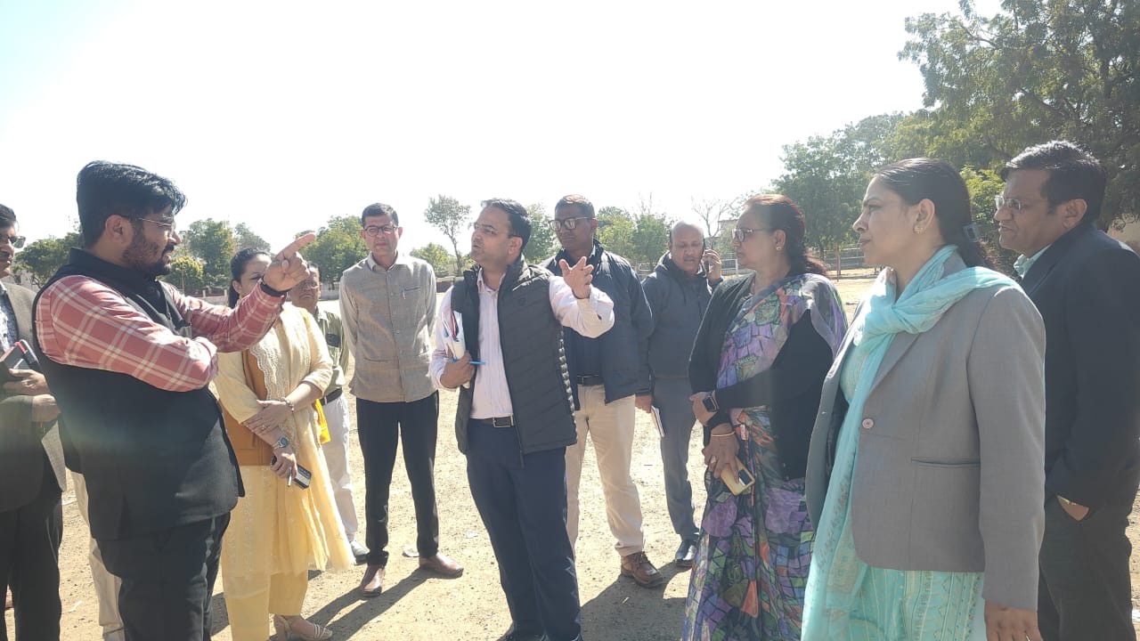 आयोजन की तैयारियों को लेकर दिशा-निर्देश देते अधिकारी।