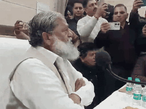 ਗੁੱਸੇ ਵਿੱਚ ਵਿਜ ਨੇ ਅੰਤ ਵਿੱਚ ਡੀਜੀਪੀ ਕਿਹਾ ਅਤੇ ਐਸਐਚਓ ਨੂੰ ਮੁਅੱਤਲ ਕਰਨ ਲਈ ਕਿਹਾ.