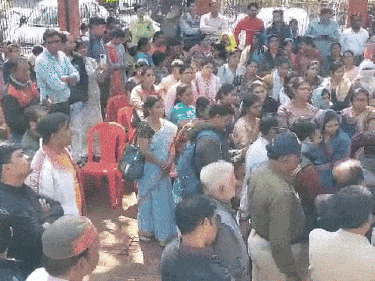 जबलपुर में स्कूल संचालकों ने एकजुट होकर एसडीएम को मांग पत्र सौंपा।