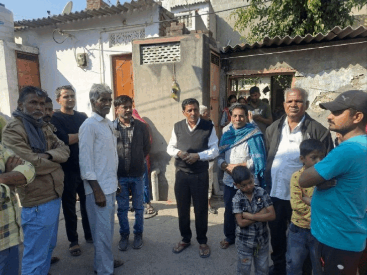 प्यारीदेवी के प्रयागराज में गुम होने की जानकारी मिलने पर मोहल्लावासी जुट गए। परिवार के लोग परेशान हैं।