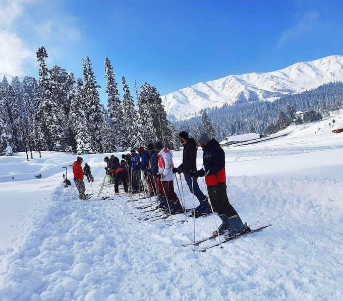 ਗੁਲਮਰਗ- ਅੱਜ ਇੰਡੀਆ ਇੰਟਰ ਯੂਨੀਵਰਸਿਟੀਜ਼ ਵਿੰਟਰ ਸਪੋਰਟਸ ਸ਼ੁਰੂ ਹੋ ਰਹੀਆਂ ਹਨ. ਖਿਡਾਰੀ ਅਭਿਆਸ ਕਰਨ ਵਾਲੇ ਸਕੀਇੰਗ ਨੂੰ ਵੇਖੇ ਗਏ ਸਨ.