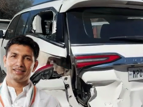 हादसे में पटवारी का वाहन बुरी तरह क्षतिग्रस्त हो गया। - Dainik Bhaskar