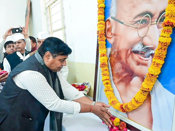 महात्मा गांधी की पुण्यतिथि पर प्रदेश कांग्रेस मुख्यालय में सर्व धर्म प्रार्थना सभा हुई। डोटासरा ने महात्मा गांधी की तस्वीर पर पुष्प अर्पित कर श्रद्धांजलि दी।