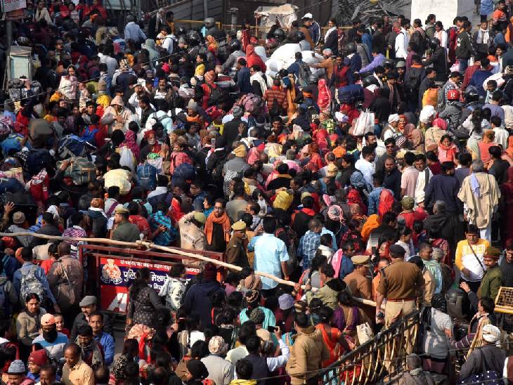 लाखों की संख्या में श्रद्धालु गोदौलिया चौराहा होते हुए स्नान करने जा रहे हैं।