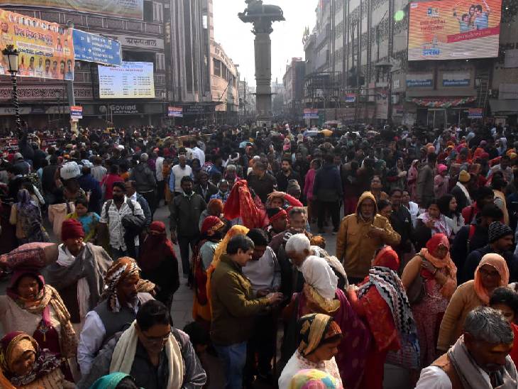 गोदौलिया चौराहे पर लगी श्रद्धालुओं की भीड़।