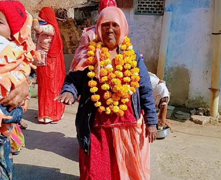 प्रयागराज में भगदड़ में ग्रुप से बिछड़ी प्यारीदेवी। (फाइल फोटो)