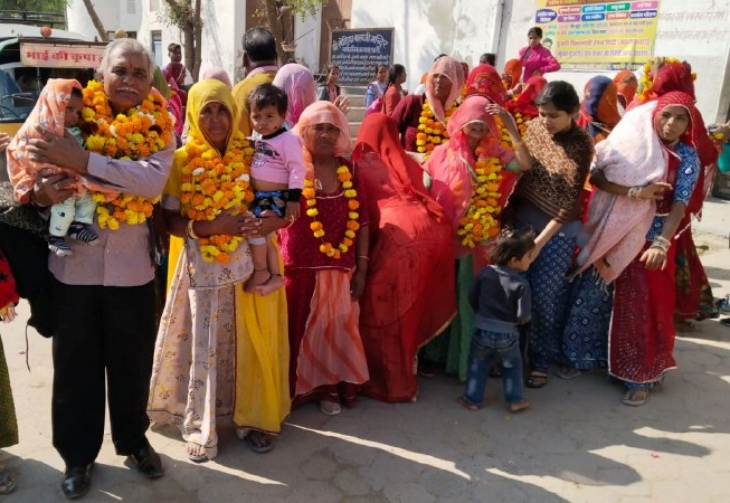 24 जनवरी को कुछ इस तरह फूलमालाओं से लादकर प्यारीदेवी और अन्य लोगों को रवाना किया था।