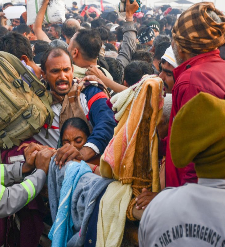 Due to the closure of the road leading to Sangam, the crowd gathered at one place. There was no place to move forward.