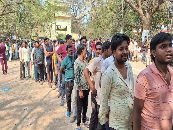 पुलिस लाइन में कतार में खड़े लोग।