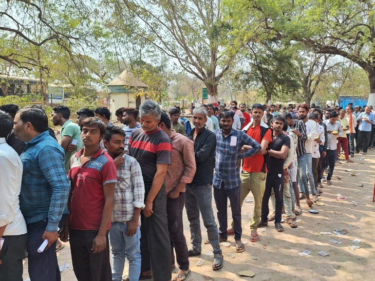 पुलिस ने एक-एक करके सभी से पूछताछ कर उनसे वेरिफिकेशन फॉर्म भरवाया।