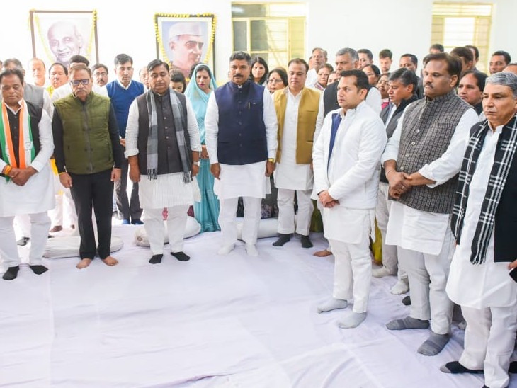 कांग्रेस मुख्यालय में आयोजित प्रार्थना सभा में डोटासरा के साथ ही नेता प्रतिपक्ष टीकाराम जूली, पूर्व मंत्री महेश जोशी, RCA के पूर्व अध्यक्ष वैभव गहलोत समेत कई नेता मौजूद रहे।