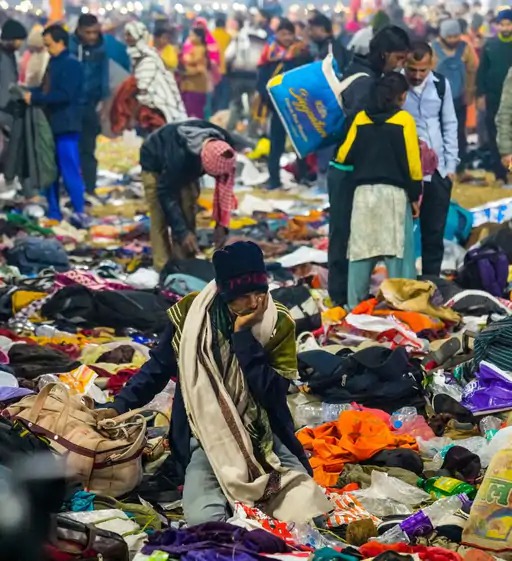भगदड़ के बाद बिखरे लोगों के कपड़े, जूते और बाकी चीजें।