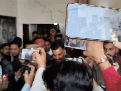 ਰਾਕੇਸ਼ ਰਾਠੌਰ ਆਪਣੀ ਰਿਹਾਇਸ਼ 'ਤੇ ਪ੍ਰੈਸ ਕਾਨਫਰੰਸ ਕਰ ਰਹੀ ਸੀ, ਜਦੋਂ ਪੁਲਿਸ ਅਚਾਨਕ ਉਥੇ ਪਹੁੰਚੀ.