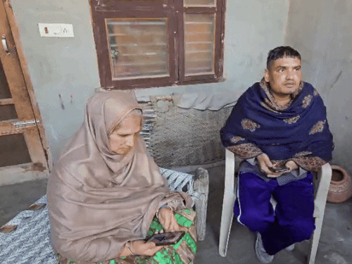 ਅਮਿਤ ਮੇਆਨ ਆਪਣੀ ਮਾਂ ਨਾਲ ਘਰ ਬੈਠਾ. ਮਾਂ ਨੇ ਦੱਸਿਆ ਕਿ ਜਦੋਂ ਉਹ ਪੁੱਤਰ ਦੇ ਘਰ ਪਹੁੰਚੀ ਤਾਂ ਉਹ ਬਹੁਤ ਖੁਸ਼ ਹੁੰਦੀ ਹੈ.