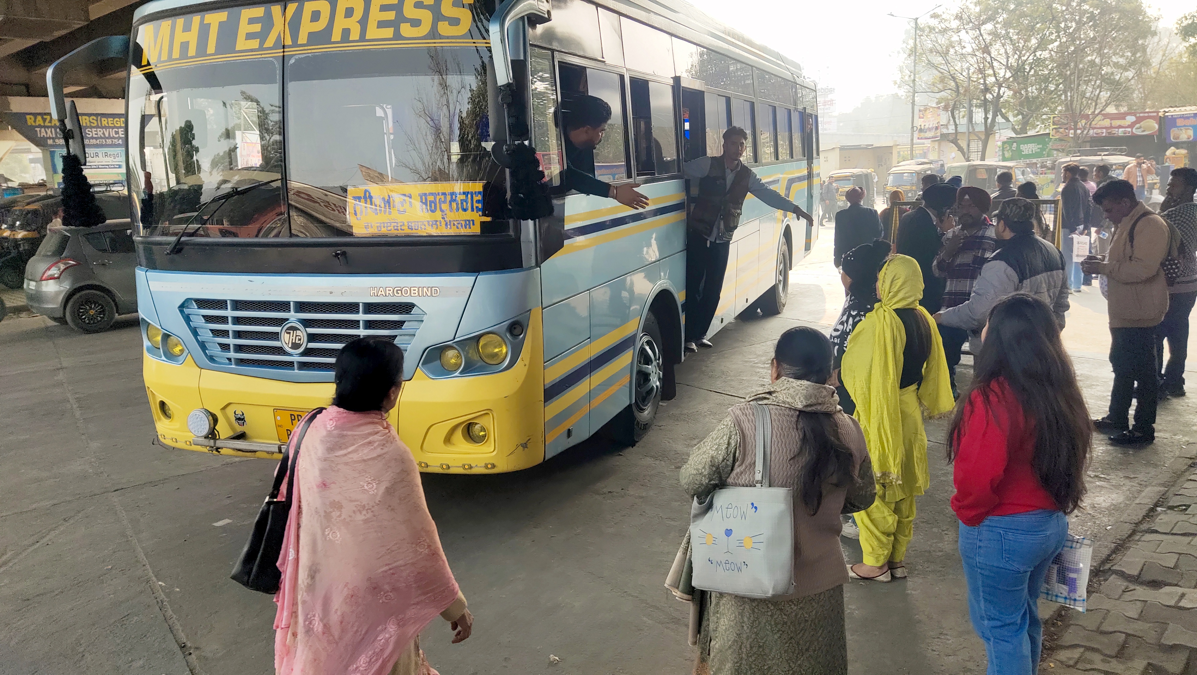 Traffic police helpless in front of the willfulness of private bus ...