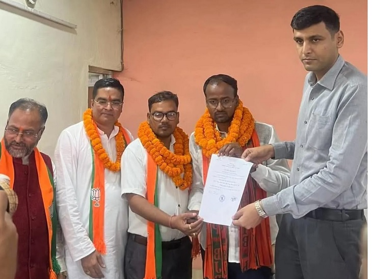 वार्ड-35 के भाजपा प्रत्याशी को जीत का सर्टिफिकेट देते आरओ। - Dainik Bhaskar