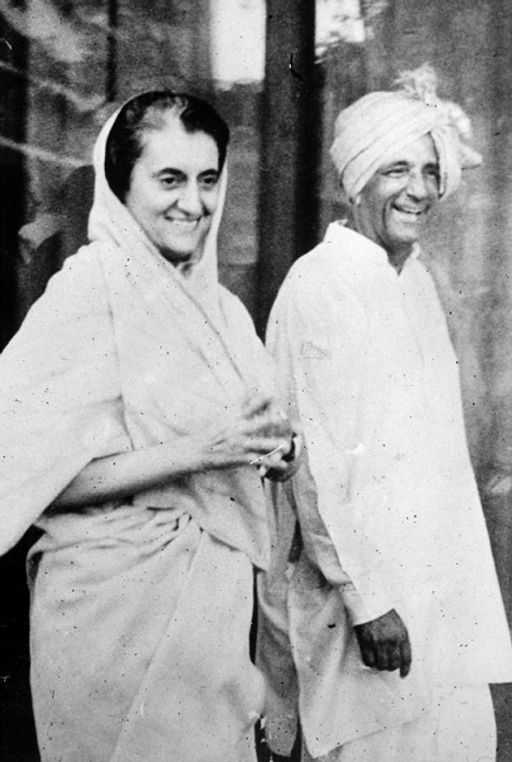 ਸਾਬਕਾ ਪ੍ਰਧਾਨ ਮੰਤਰੀ ਇੰਦਰਾ ਗਾਂਧੀ ਨਾਲ ਰਣਬੀਰ ਸਿੰਘ ਹੁੱਡਾ. ਰਣਬੀਰ ਸ਼ੁਰੂ ਤੋਂ ਗਾਂਧੀ ਪਰਿਵਾਰ ਦੇ ਨੇੜੇ ਸੀ.