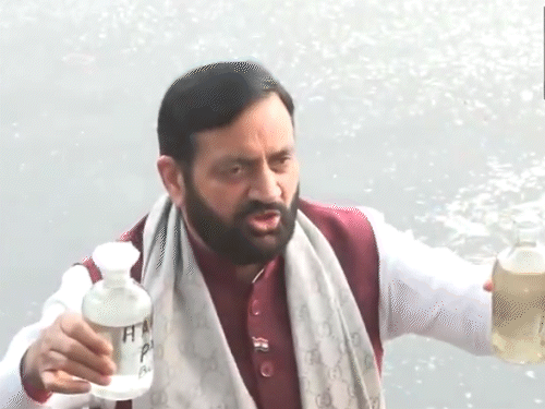 हरियाणा सीएम नायब सिंह सैनी यमुना के पानी के सैंपल दिखाते हुए। - Dainik Bhaskar