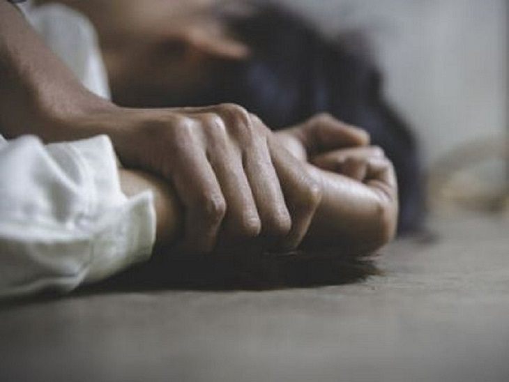 आशंका है कि आरोपी पड़ोसी ने पहले महिला को अपने घर में बुलाया होगा। फिर उससे रेप की घटना को अंजाम दिया। (फाइल फोटो)