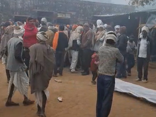 ਪਿੰਡ ਪਹੁੰਚਣ 'ਤੇ ਪਿੰਡ ਜਾਂ ਪਿੰਡ ਵਾਸੀਆਂ ਦੀ ਭੀੜ ਇਕੱਠੀ ਕੀਤੀ.