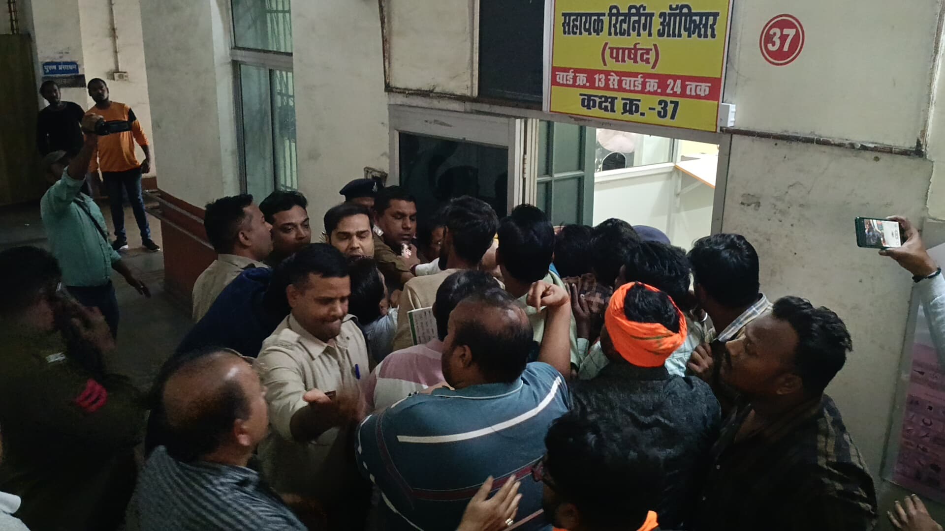 रायगढ़ में भाजपा और कांग्रेस के नेताओं के बीच उस समय विवाद के हालात बने जब वार्ड 23 के पार्षद पद के कांग्रेस प्रत्याशी शरद महापात्रे भाजपा नेताओं के साथ नामांकन वापस लेने पहुंचे थे।